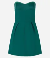 Vestido corto strapless color verde esmeralda, con escote corazón y falda acampanada con pliegues.