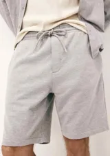Bermuda deportiva gris con cintura elastizada y cordón de ajuste.