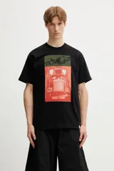 Remera negra de manga corta con estampado gráfico frontal de un camión en tonos rojos y detalles verdes.