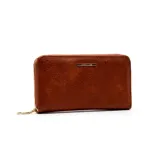 Billetera rectangular de cuero sintético con textura rugosa, cierre perimetral y placa metálica decorativa con el logo de la marca en el frente.