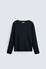 Jersey de manga larga, color azul marino, con cuello barco y calce relajado. Tejido en algodón con acabado mercerizado.