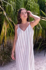 Vestido azul eléctrico de muselina con tirantes finos y escote en V. Corte suelto y largo midi.