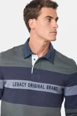 Remera polo de manga larga con cuello clásico de denim, diseño a rayas horizontales en azul marino, gris y blanco, y bordado con la leyenda "Legacy Original Brand".