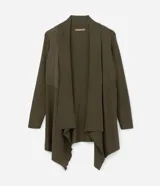 Cardigan de punto acanalado color verde militar, de manga larga, con abertura total y bajo asimétrico en forma de punta.