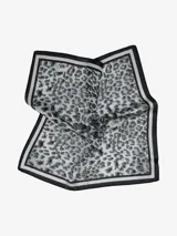 Pañuelo cuadrado de seda con estampado de girasoles en un jarrón. Tiene un borde amarillo con un patrón decorativo.