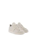 Zapatillas urbanas Ecco Street Lite color crema, confeccionadas en cuero napa granulado con ribete de nobuck aceitado. Cuentan con tecnología GORE-TEX para impermeabilización, interior forrado en tela suave y suela de PU resistente con agarre.