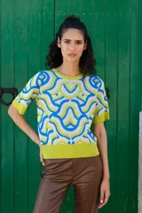 Remera de tejido de punto con estampa abstracta en colores blanco, azul y verde. De calce recto, con cuello redondo y manga corta.