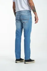 Pantalón jean celeste de corte recto.