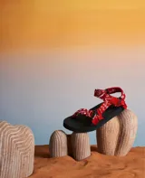 Sandalias negras con tiras rojas estampadas con diseño de bandana.