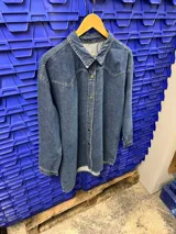 Sobrecamisa de jean azul con corte oversize.