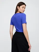 Remera de tejido rib con cuello redondo y mangas cortas, de corte ajustado al cuerpo.