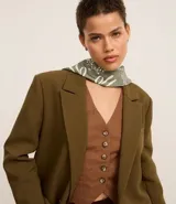 Pañuelo cuadrado de satén color verde con estampado paisley en blanco. Accesorio versátil para usar en el cuello, cabeza o como blusa.