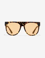 Lentes de sol unisex Hawkers modelo La Noire Eco, con montura carey y lentes color naranja.
