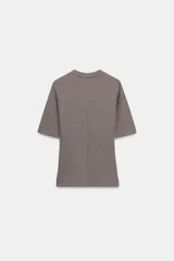 Top de cuello redondo y manga corta, confeccionado en tejido suave con costura central vertical y cintura entallada.