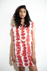 Túnica estampada color rojo con diseño abstracto.