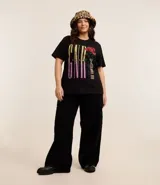 Pantalón wide leg de jean con efecto marmorizado, de tiro alto, con bolsillos laterales y cierre frontal con botón y cremallera.