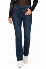 Pantalon jean de corte recto y tiro medio, con diseño clásico de cinco bolsillos y costuras a contratono.