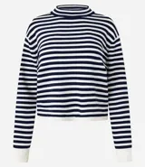 Sweater de punto de manga larga, con rayas horizontales en azul marino y blanco. Presenta cuello redondo ligeramente elevado y puños y ruedo en color blanco liso.