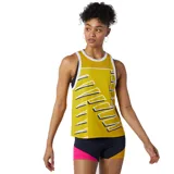 Musculosa deportiva amarilla con cuello y sisas en blanco, y estampado geométrico en blanco y negro.