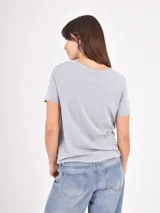 Remera de algodón con efecto lavado, cuello redondo y mangas cortas con bordes enrollados.