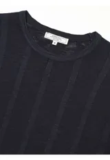 Sweater de punto color beige, de cuello redondo y manga larga, con diseño texturizado de rayas verticales sutiles.