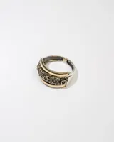 Anillo plateado con apliques dorados y circonitas blancas.