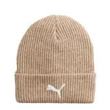 Gorro tipo beanie de punto acanalado en color beige, con vuelta en el borde y logo de Puma bordado en blanco en la parte frontal.