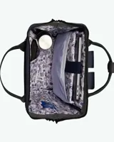 Mochila de diseño urbano en color azul marino, con detalles en cuero sintético marrón y negro. Cuenta con compartimento principal con cierre, bolsillo frontal con cierre, asas superiores reforzadas y base reforzada.