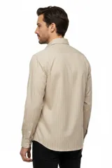 Camisa de algodón a rayas verticales azules y blancas, de manga larga, con cuello camisero y cierre frontal con botones.