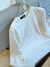 Remera de manga larga color marrón chocolate, con cuello redondo y corte ajustado.