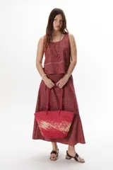 Musculosa azul con estampado a cuadros blancos, de lino.