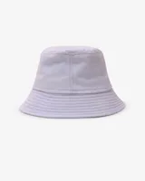 Gorro tipo bucket negro con logo blanco bordado en el frente.