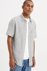Camisa de manga corta Levi's con diseño de rayas verticales en tonos gris y blanco. Presenta cuello clásico, cierre frontal con botones y un bolsillo en el pecho con la etiqueta roja característica de la marca.