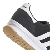 Championes urbanos Adidas modelo Run 72, con diseño inspirado en los años 70. Presentan una parte superior de tela y gamuza en color negro con las icónicas tres tiras laterales en blanco. Incluyen entresuela con tecnología Cloudfoam para mayor amortiguación y suela de goma color caramelo.