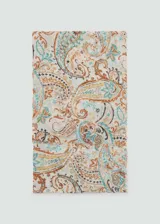 Pañuelo rectangular de tejido ligero con estampado paisley en tonos naranja, turquesa y beige sobre fondo claro. Presenta terminaciones deshilachadas en los bordes.