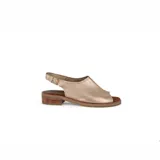 Sandalias amarillas de cuero con puntera abierta, taco bajo de madera y tira trasera con hebilla.