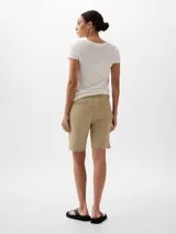 Bermuda color verde militar.