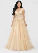 Vestido largo de fiesta con falda amplia de tul fluido y cuerpo tipo corset con escote en V, decorado con aplicaciones de encaje floral bordado.