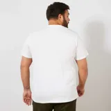 Remera blanca de algodón, corte clásico y cuello redondo.
