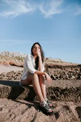 Sandalias Camper Loto con plataforma, color negro y blanco, con tiras de cuero vacuno y hebilla lateral.