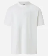 Remera de corte relaxed, confeccionada en algodón de tejido grueso con cuello redondo y mangas cortas.