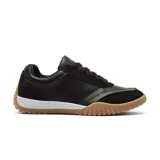 Championes deportivos de estilo urbano, color negro con suela de goma color caramelo. Presentan una combinación de texturas en cuero sintético y gamuza, con entresuela blanca y diseño dentado en la suela.