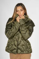 Campera puffer con diseño de costuras onduladas, color verde militar, con cierre frontal y cuello alto.