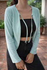 Saco abierto de punto fino, color verde menta, con mangas largas y corte corto a la cintura.