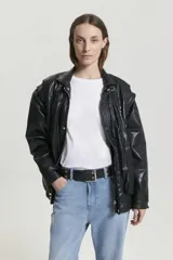 Campera negra de cuero sintético, con cuello clásico, cierre frontal con botones y bolsillos laterales. Diseño con detalles de costuras en los hombros y la espalda.