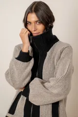 Campera de punto en lambswool, con diseño bicolor en beige y negro. Presenta cuello polo, cierre frontal con doble cursor, mangas largas con puños ajustados y bolsillos laterales.