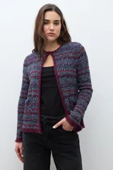 Chaqueta de tejido de punto con textura, diseño multicolor en tonos azul, rojo y blanco. Presenta cuello redondo, cierre frontal y detalles de flecos en los bordes y puños.