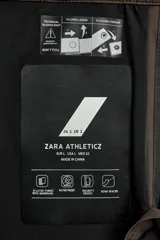 Pantalón deportivo de esquí color negro, confeccionado en tejido técnico impermeable de tres capas con costuras y cremalleras termoselladas. Cuenta con tirantes elásticos regulables, cintura ajustable, bolsillos frontales con cierre, refuerzos en la parte inferior de la pernera y sistema de rescate RECCO integrado.
