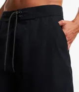 Bermuda de hombre estilo surf, color beige, con cintura fija, cordón contrastante y bolsillo trasero con tirador.