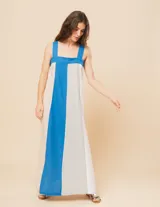 Vestido largo de lino color blanco, gris y amarillo, con breteles anchos, escote recto, elástico en la espalda y tajos laterales.